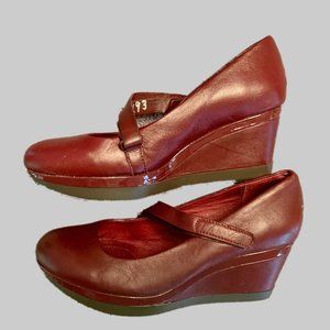 NWOT TSUBO ASMIK WOMAN'S  WEDGE SHOE